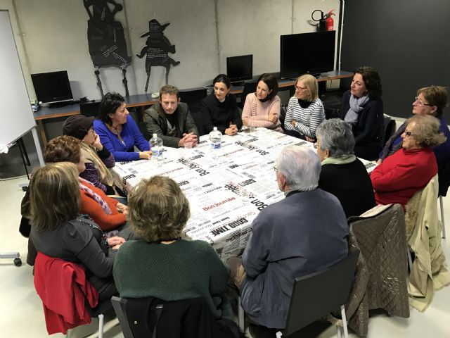 La escritora Lola Guitiérrez visita el Club de Lectura para Mayores