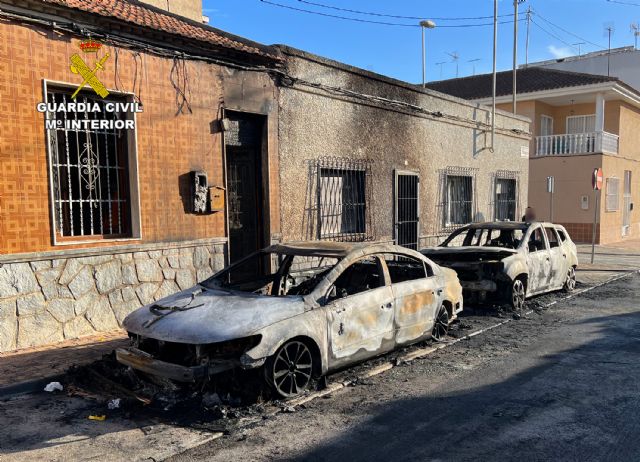La Guardia Civil detiene a dos jóvenes por el incendio provocado de dos vehículos