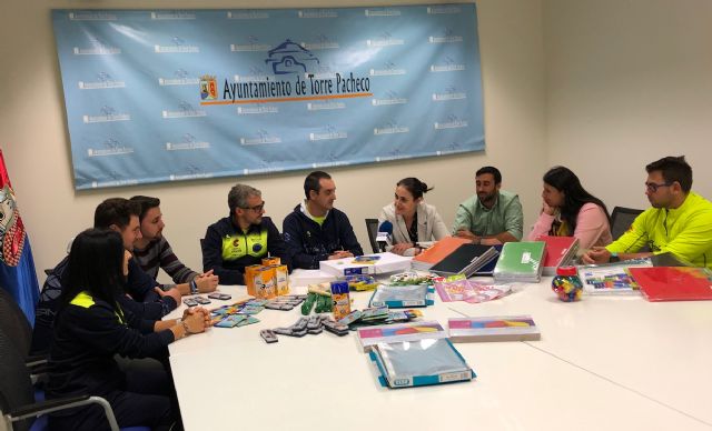 Track and Field Sport Team, dona material escolar valorado en 1.075 euros al Ayuntamiento de Torre Pacheco