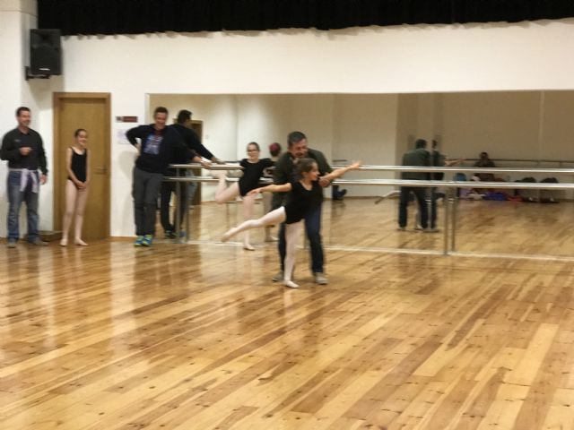 La Escuela Municipal de Danza invita a los padres a una clase de danza clásica