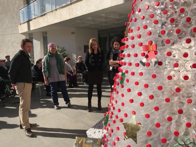 Cientos de botellas forman un gran Árbol de Navidad que preside el Centro de Día de Torre-Pacheco