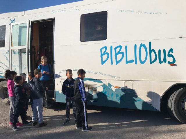 El Bibliobus llega a los colegios con el objetivo de extender la lectura pública por toda nuestra Región