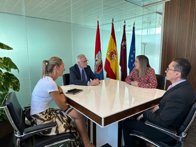 El alcalde de Torre Pacheco recibe a la Cónsul de Ecuador en la Región