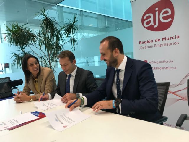 El Ayuntamiento de Torre Pacheco y la Asociación de jóvenes Empresarios de la Región de Murcia (AJE) firman un convenio de colaboración