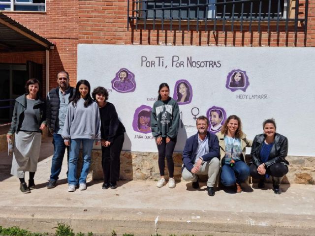 El IES Luis Manzanares, exhibe un mural colectivo de pintura sobre “Mujeres relevantes y pioneras”