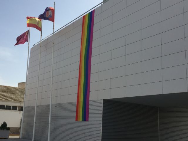 Torre-Pacheco iza la bandera del Orgullo