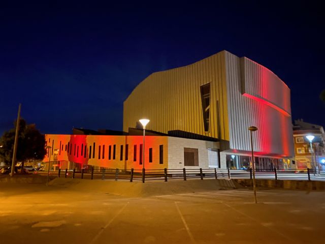 Torre Pacheco se suma a las reivindicaciones del sector cultural y de eventos iluminando de rojo el CAES